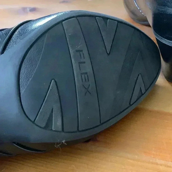 Life Stride black leather heels,side elastic for comfort, 2 1/2 “ heel, Size 9.5 - Picture 9 of 13